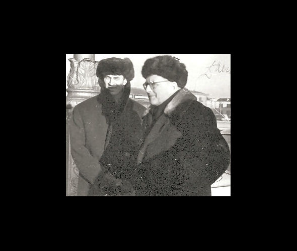 Д.Шостакович и А.Беседин в Минске. 20 марта 1963 г. В правом верхнем углу снимка фрагмент автографа Д.Д.Шостаковича